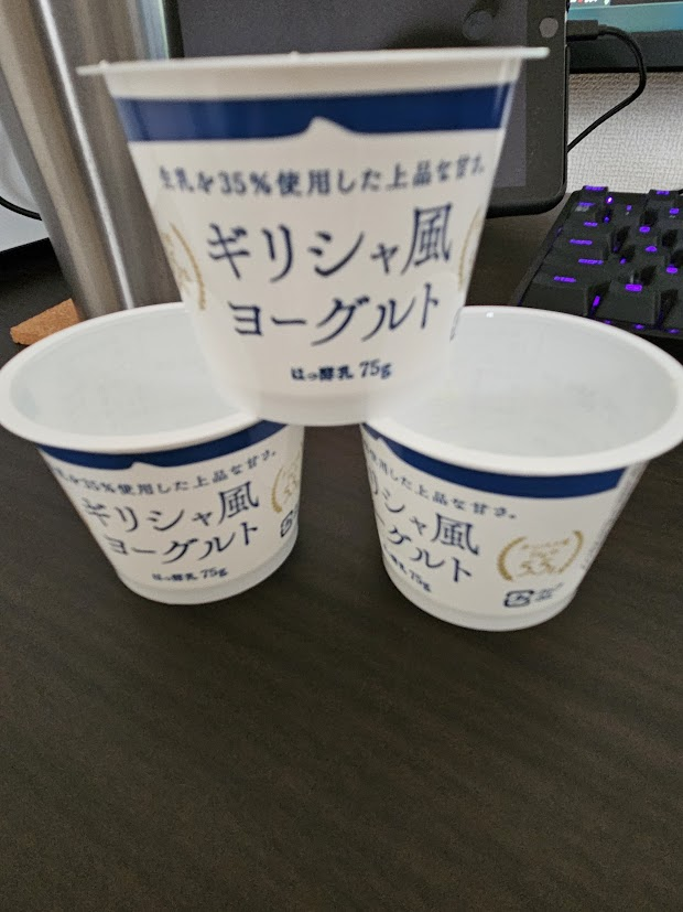 空のカップが積み上げられている