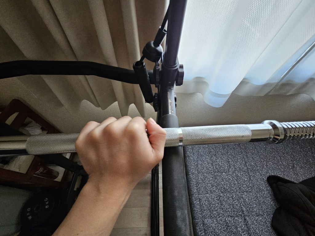 バーベルを握っている画像