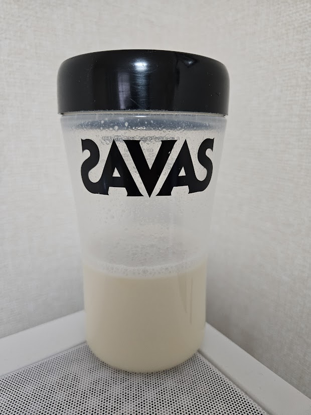 THE PROTEIN(ザプロ)　安納芋風味を振った後の実際の写真　横から撮影