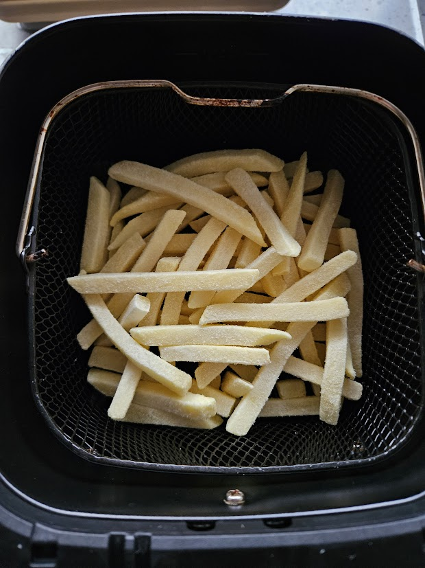 ノンフライヤーに冷凍フレンチフライを入れる