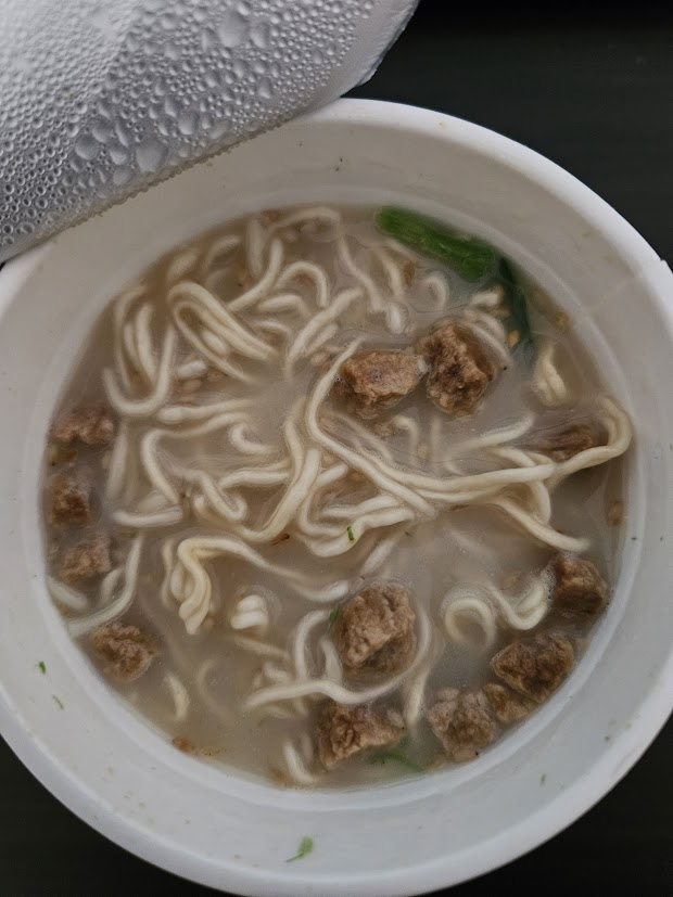 お湯を入れて完成したカップ麺