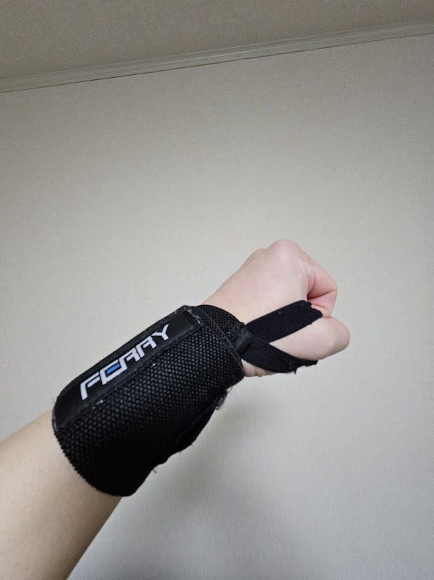 左手首に巻き付けている