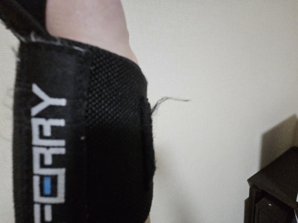 毛玉と糸が目立つ部分