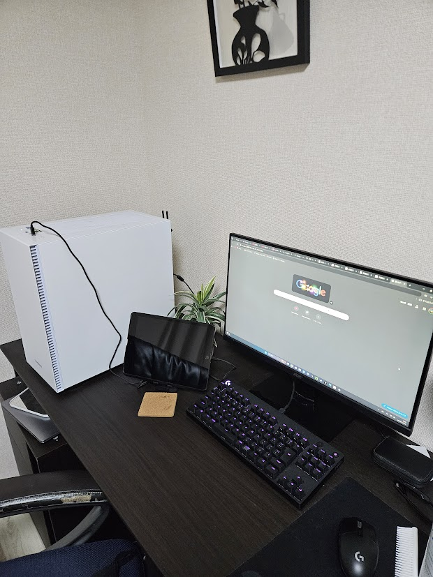 モノトーン寄りの部屋 2枚目(机周り)