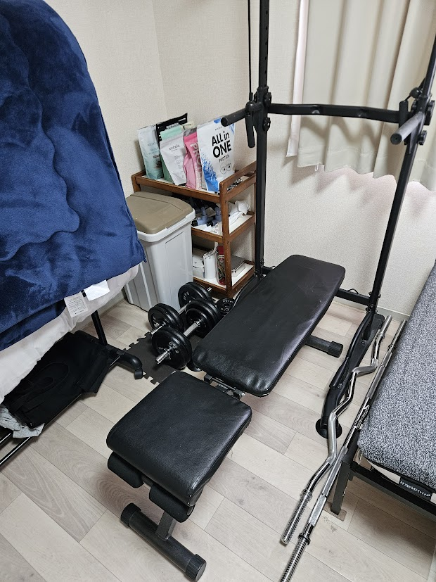 モノトーンに寄りにしている部屋1枚目 (ベンチ台周辺)