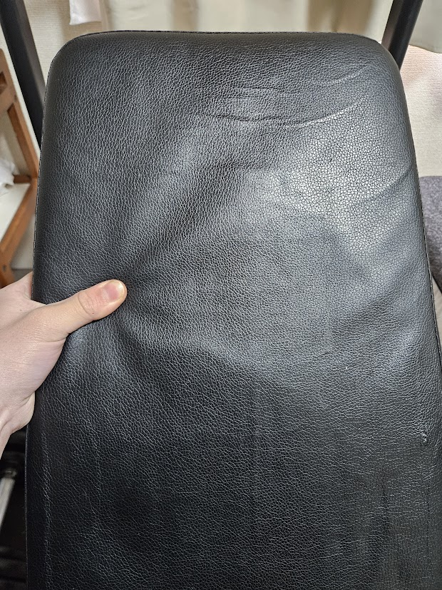 ベンチを掴んで厚みを確かめている